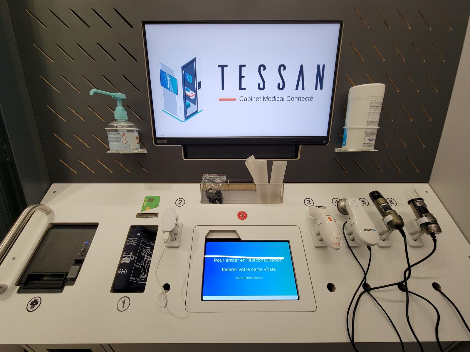 Console de la cabine : écran, lecteur de carte Vitale et instruments connectés